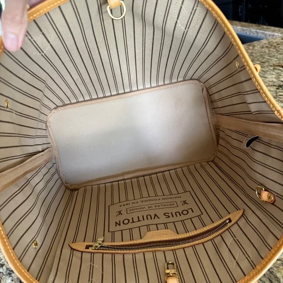 Louis Vuitton Neverfull MM - Picture 13 of 16